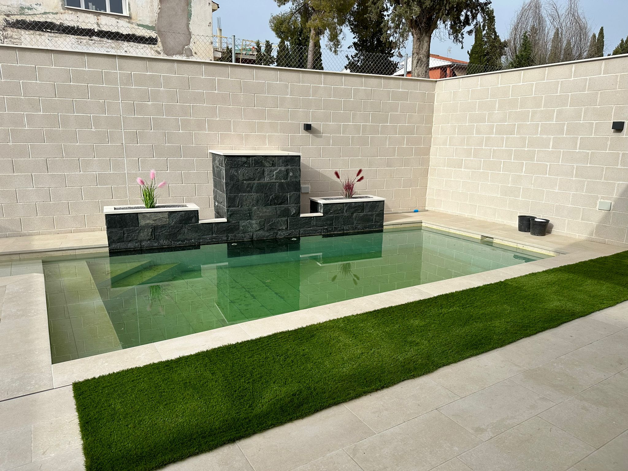 Empresa de instalación de Césped Artificial en Madrid para terrazas, jardines, balcones, piscinas