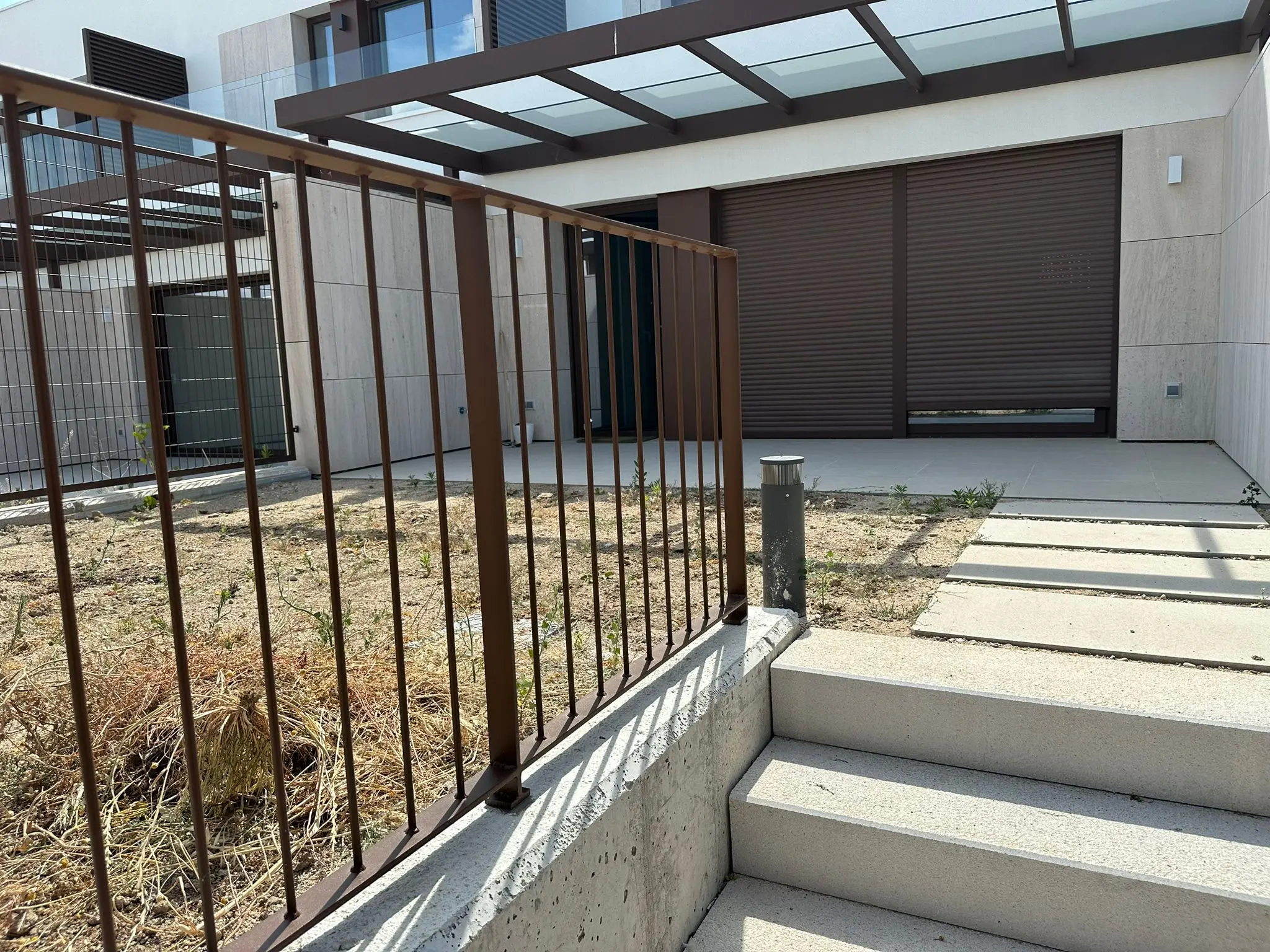 Antes y Después de Instalación de Césped Artificial en El Cañaveral, Madrid
