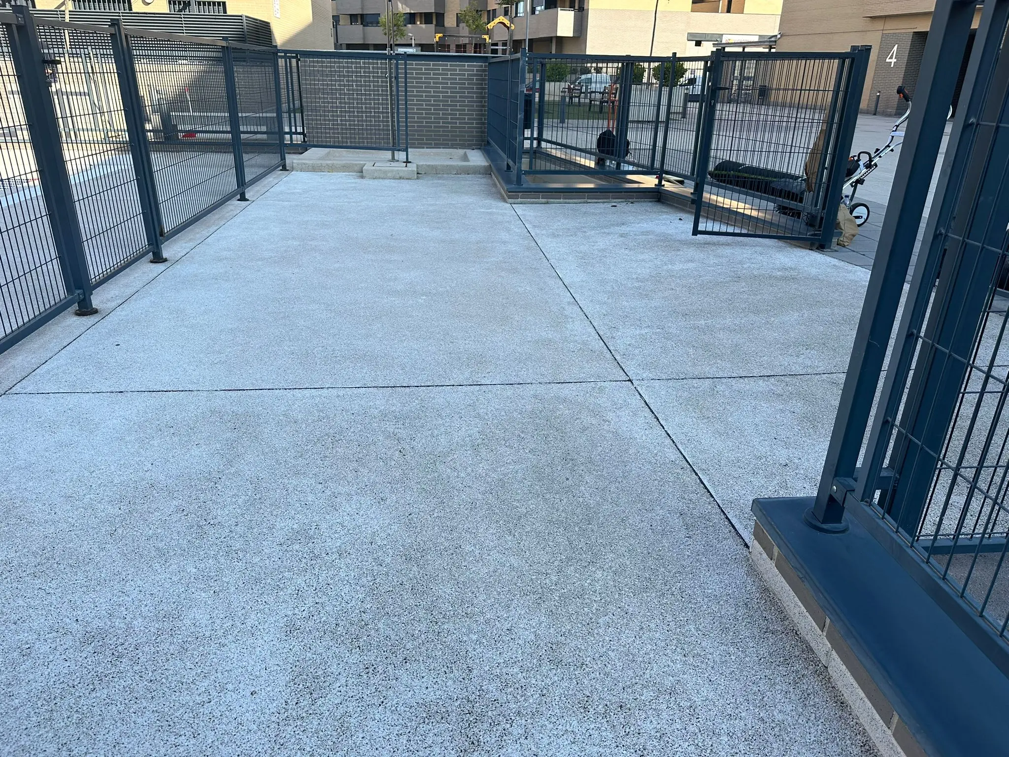 Antes y Después de Instalación de Césped Artificial alrededor de Piscina en Fuenlabrada