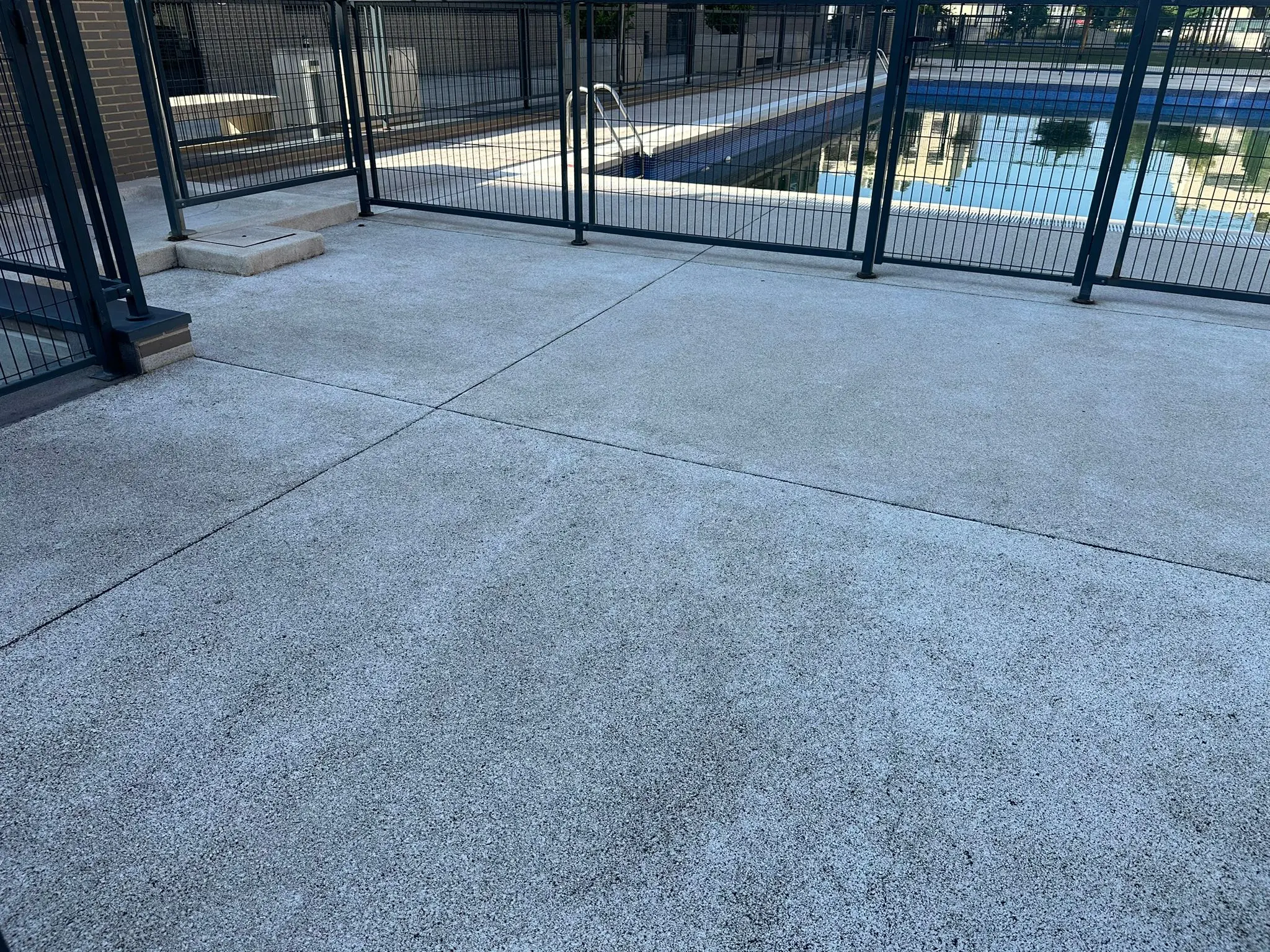 Antes y Después de Instalación de Césped Artificial alrededor de Piscina en Fuenlabrada