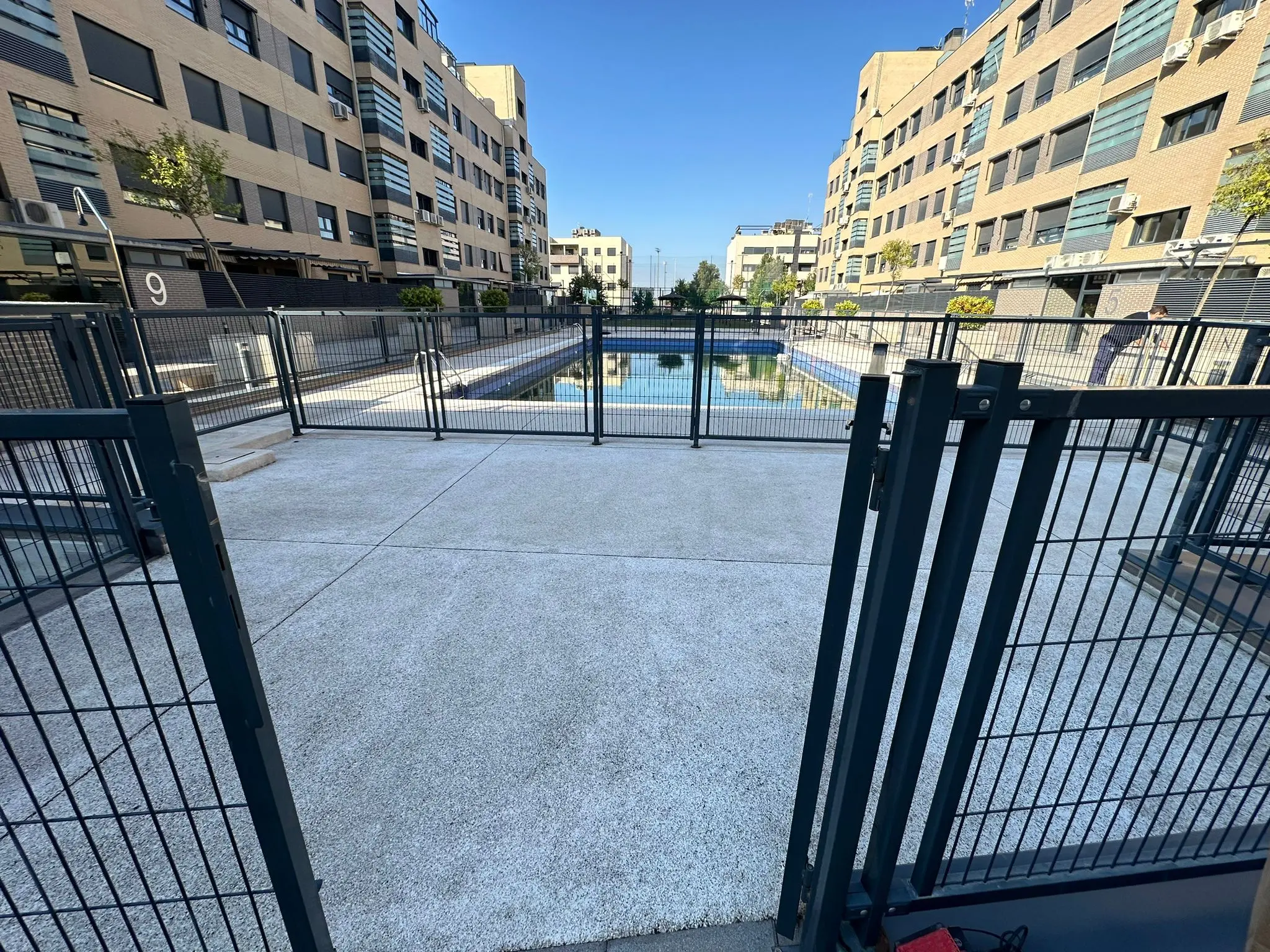 Antes y Después de Instalación de Césped Artificial alrededor de Piscina en Fuenlabrada