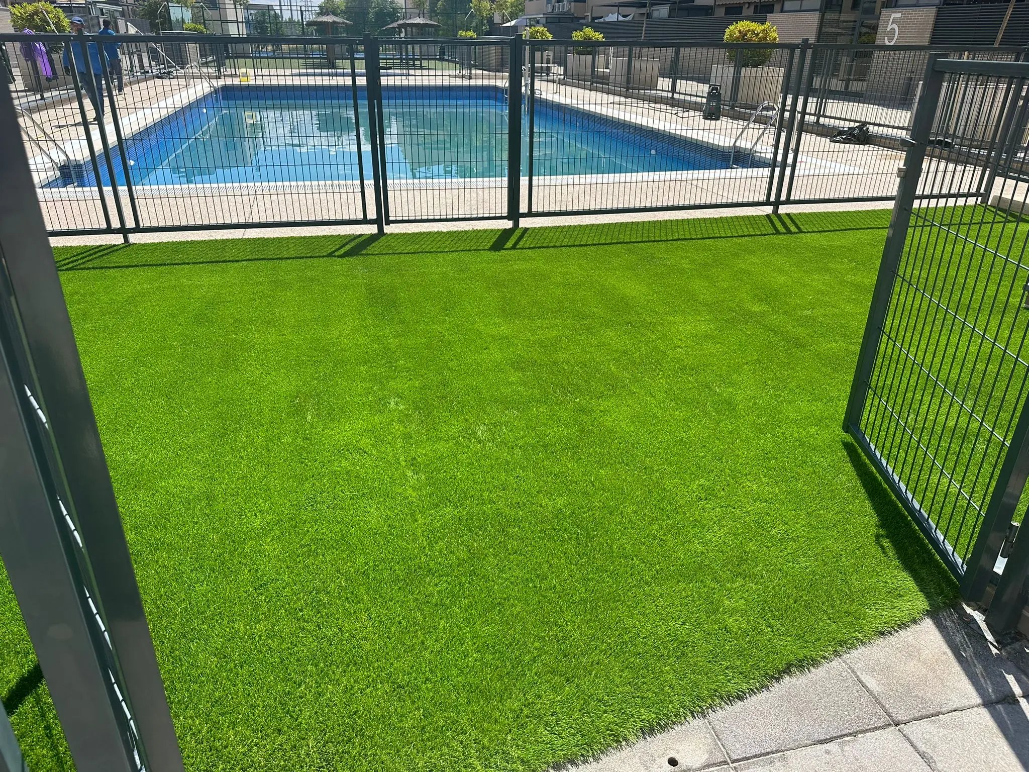 Antes y Después de Instalación de Césped Artificial alrededor de Piscina en Fuenlabrada