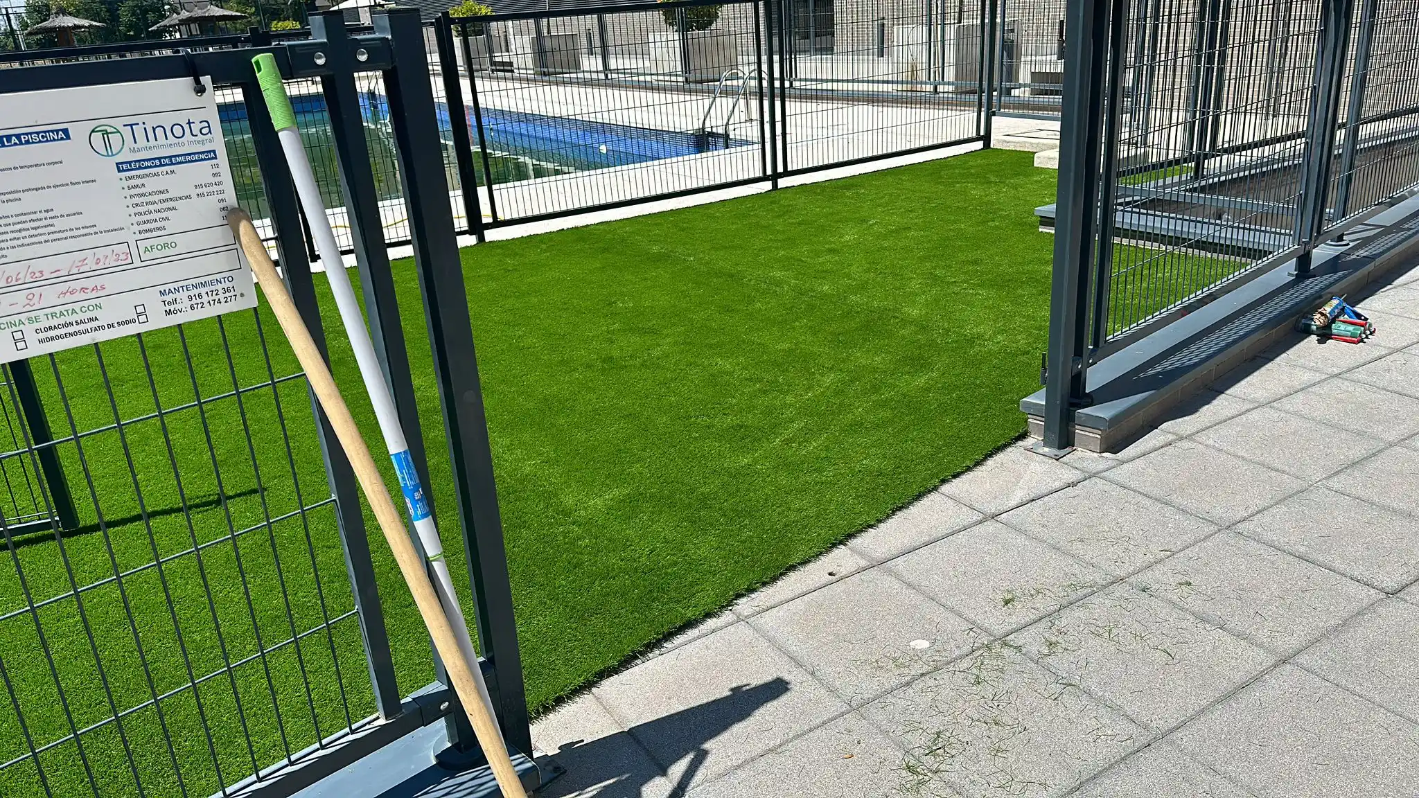 Antes y Después de Instalación de Césped Artificial alrededor de Piscina en Fuenlabrada
